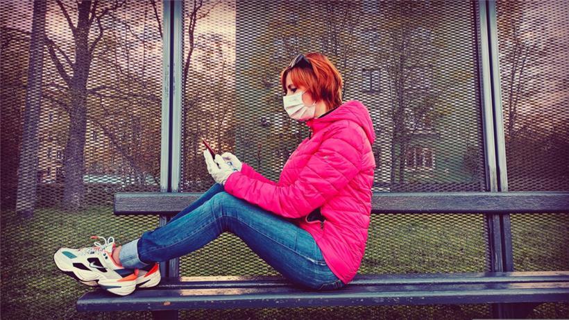 Den Plänen der Regierung zufolge muss sich ein Infizierter zwar noch isolieren – aber nicht mehr so lange und auch nicht mehr unbedingt zu Hause
