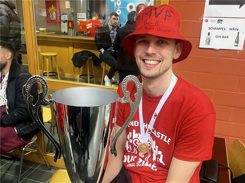 MVP Vic Heuschling hält stolz den Pokal bei der Pokalfeier in Fels in den Händen