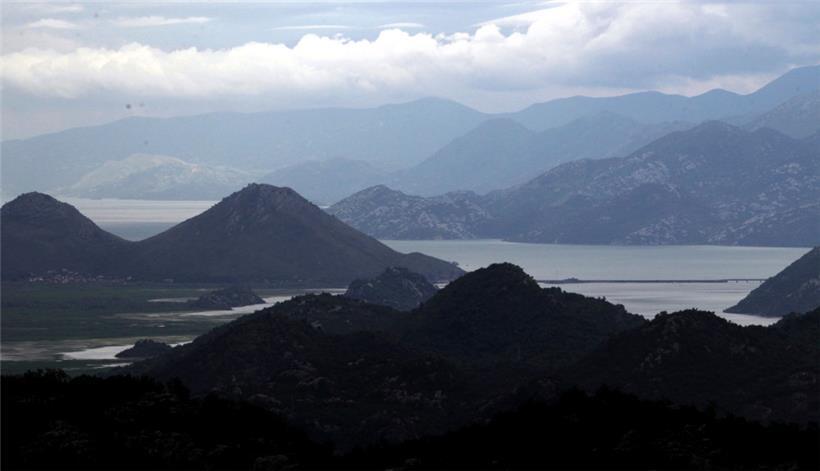 Den Skadarsee teilt sich Montenegro mit Albanien: Das Land der schwarzen Berge könnte als nächstes der EU beitreten. Luxemburgs Premierminister Luc Frieden plädiert dafür, dass dies bereits im kommenden Jahre der Fall sein sollte.

