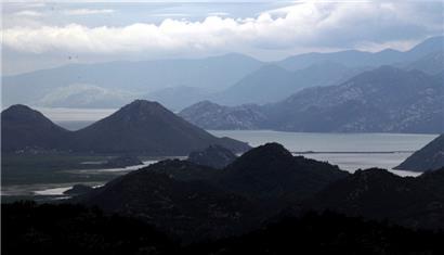 Den Skadarsee teilt sich Montenegro mit Albanien: Das Land der schwarzen Berge könnte als nächstes der EU beitreten. Luxemburgs Premierminister Luc Frieden plädiert dafür, dass dies bereits im kommenden Jahre der Fall sein sollte.
