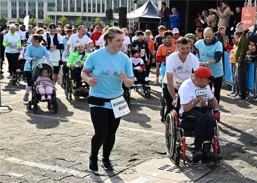 Teilnehmer beim Start eines Laufs mit strahlenden, freudigen Gesichtern und motivierter Stimmung