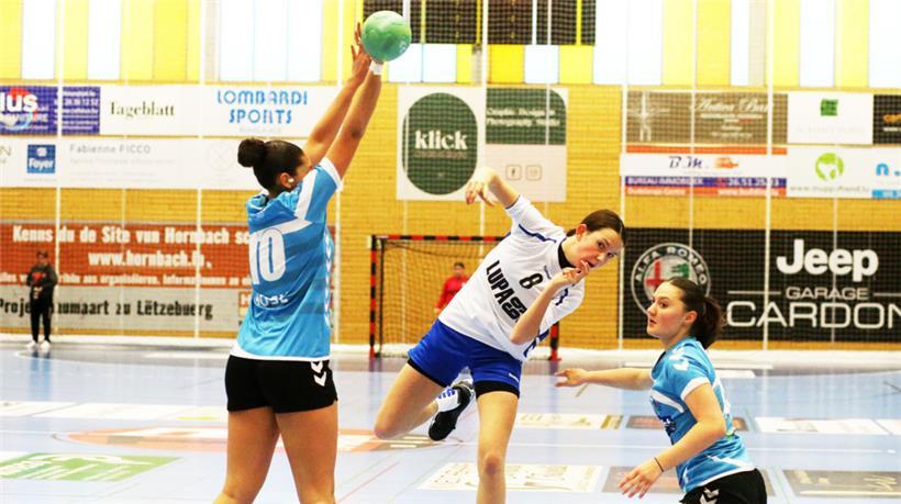 Den U17-Mädchen des HBD (in Weiß) gelangen zwei Unentschieden
