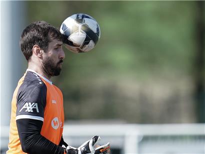 Torwart Raphael Martins konzentriert im Spiel für Canach, entschlossener Blick auf das Tor gerichtet