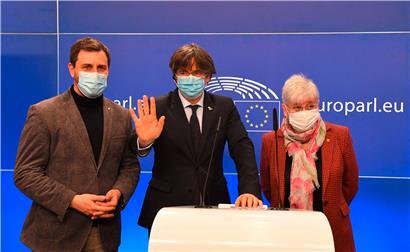 Den drei EP-Abgeordneten Antoni Comín, Carles Puigdemont und Clara Ponsatí (v.l.n.r.) wurde gestern im Europäischen Parlament die parlamentarische Immunität entzogen
