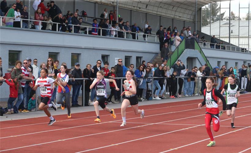 Den ersten Vorlauf der 50 Meter bei den U12-Mädchen gewann Amélie Heinemann (CAD/r.) in 8,24 Sekunden
