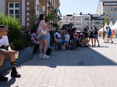 Menschen suchen an heißen Samstagnachmittag im Schatten auf dem Knuedler Schutz vor intensiver Sonne