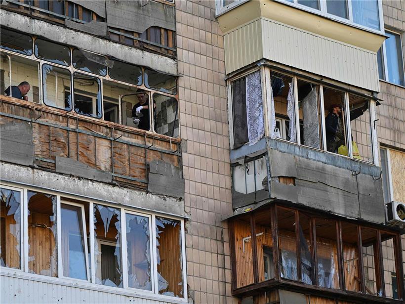 Zerstörte Wohnhäuser in der Ukraine nach russischem Terrorangriff, leidende Zivilbevölkerung vor Ort