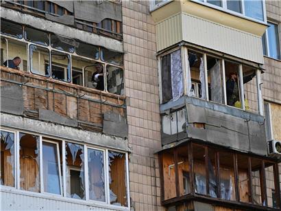 Zerstörte Wohnhäuser in der Ukraine nach russischem Terrorangriff, leidende Zivilbevölkerung vor Ort