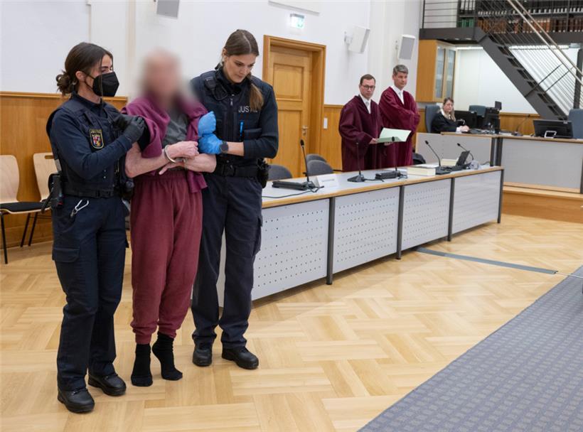 Den vier Männern im Alter zwischen 44 und 56 Jahren und einer 75-jährigen Frau (im Bild) wird vorgeworfen, eine inländische terroristische Vereinigung gegründet zu haben oder darin Mitglied gewesen zu sein
