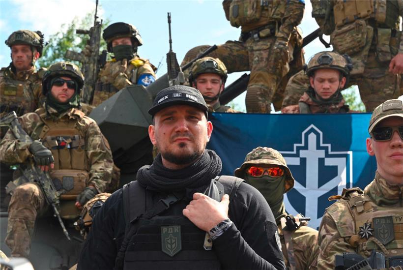 Denis Kapustin (M.), Kampfname „White Rex“, ist ein ausgewiesener russischer Neo-Nazi, kämpft mit seiner Truppe gegen die russischen Invasoren in der Ukraine und will, wie auch andere russische Kämpfer, das Putin-Regime stürzen
