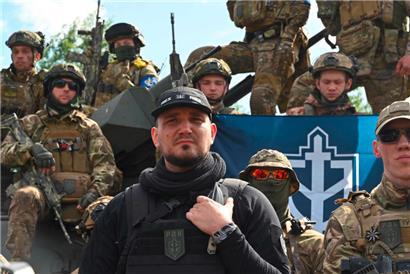 Denis Kapustin (M.), Kampfname „White Rex“, ist ein ausgewiesener russischer Neo-Nazi, kämpft mit seiner Truppe gegen die russischen Invasoren in der Ukraine und will, wie auch andere russische Kämpfer, das Putin-Regime stürzen
