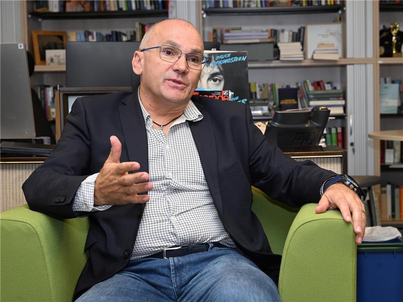 Porträt von Denis Scuto, einem Experten im Bereich Nachhaltigkeit und Umweltmanagement, vor neutralem Hintergrund