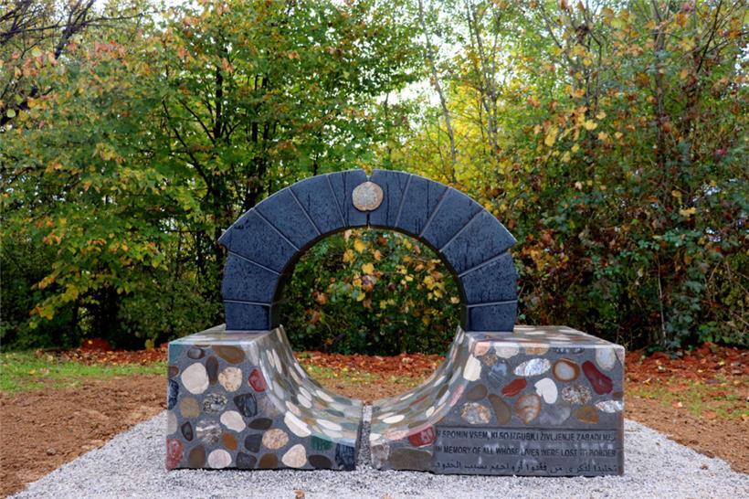 Denkmal für die Toten auf dem Friedhof der slowenischen Grenzgemeinde Crnomelj (mit einem symbolischen Brückenschlag über den Fluss)
