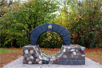 Denkmal für die Toten auf dem Friedhof der slowenischen Grenzgemeinde Crnomelj (mit einem symbolischen Brückenschlag über den Fluss)
