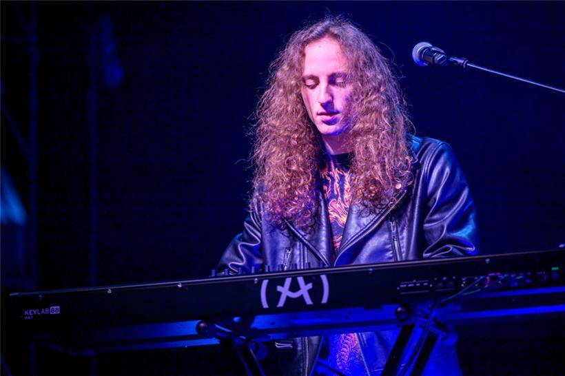 Dennis Atlas am Keyboard ist das jüngste Neuzugang in der Tourband