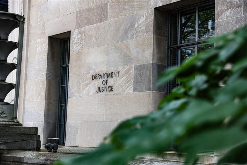 „Department of Justice“ ist an der Fassade des Justizministeriums in Washington zu lesen
