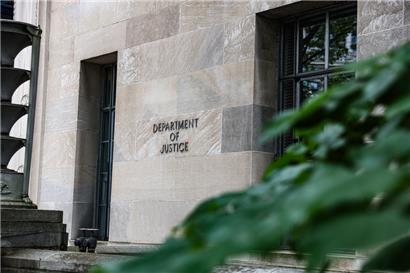 „Department of Justice“ ist an der Fassade des Justizministeriums in Washington zu lesen

