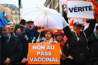 Depuis des semaines une minorité des Français manifeste contre le passe vaccinal, comme ici le 8 janvier à Paris

