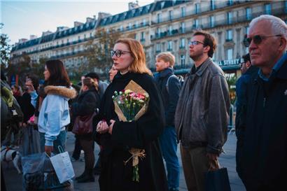 Depuis quelques jours déjà, les Français commémorent les attentats du 13 novembre à différents endroits de Paris
