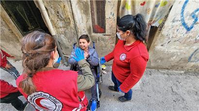 Der 14-jährige Hassan Al-Shughri erhielt einen Rollstuhl und lernt mithilfe der Physiotherapeuten des „Roten Halbmonds“, wie er ihn bedienen kann
