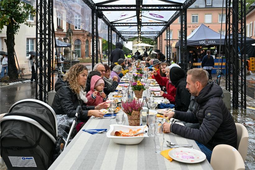Der 150 Meter lange Tisch in der Grand-Rue war mit handbemalten Tellern gedeckt
