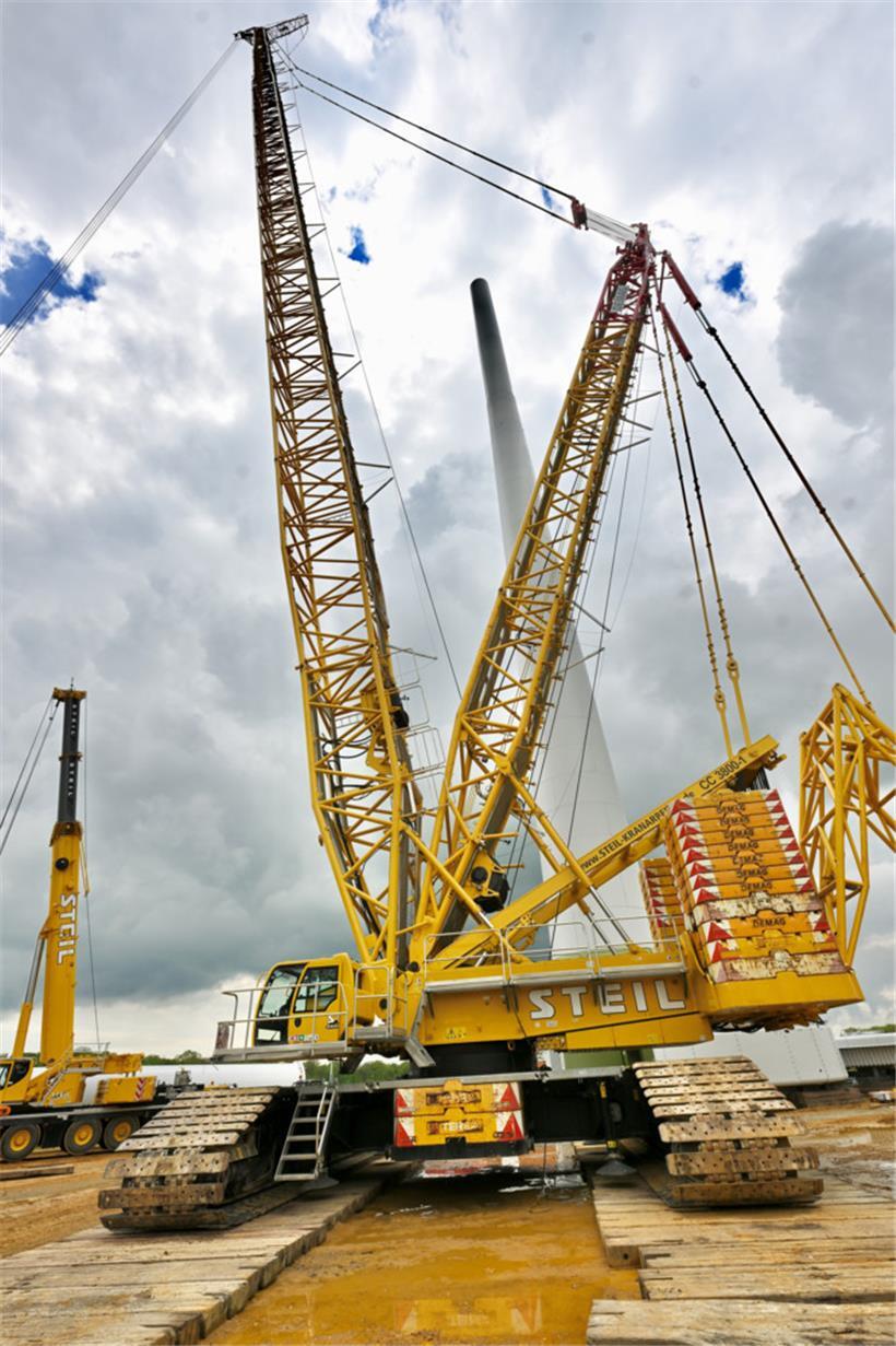 Der 175 Meter hohe Kran musste mit mehreren Schwertransportern angeliefert werden
