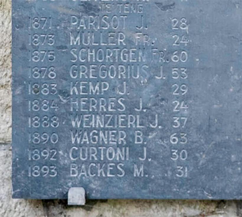 Der 1878 von einem Erzblock erschlagene Grubenarbeiter Jean Gregorius steht neben anderen Tetingern auf einer der Steintafeln des nationalen Bergarbeiterdenkmals in Kayl, das in den 1950er Jahren zu Ehren der fast 1.500 tödlich verunglückten Bergleute errichtet wurde