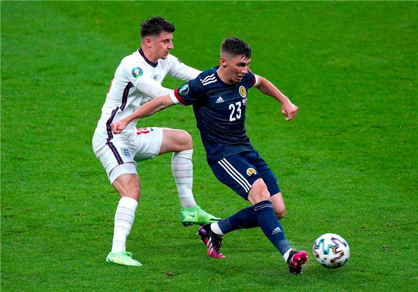 Der 20 Jahre alte Mittelfeldspieler Billy Gilmour aus Schottland (r.) muss gemäß englischer Regelung zehn Tage in Quarantäne
