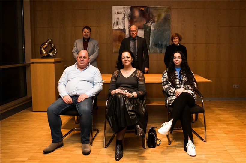 Der 20.000. Einwohner: Mauro Curzi und seine Familie. Im Hintergrund: Schöffe Romain Mertzig, Bürgermeister Pierre Mellina und Schöffin Raymonde Conter-Klein.
