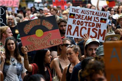 Der 26.Januar ist der „Australia Day“, an dem Australien „entdeckt“ wurde. Aus Perspektive der Ureinwohner wird ihm aber von Demonstranten als „Invasion Day“ gedacht
