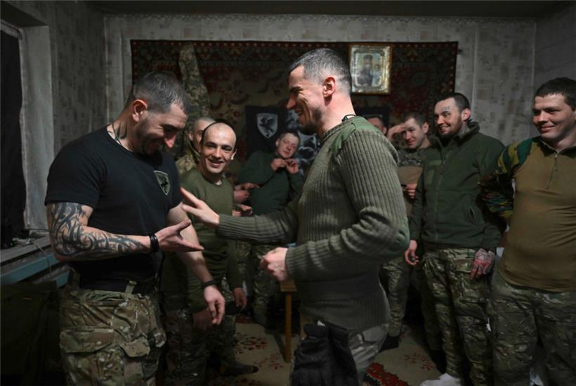 Der 39-jährige Oleksandr (l.), Kommandeur einer Angriffseinheit, fühlt sich an der Front in seinem Element
