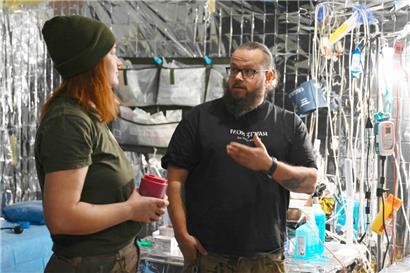 Der 39-jährige Sanitäter Wladyslaw Tschumatschenko (r.) und seine 32-jährige Ehefrau Anastasia versorgen verletzte Soldaten in der Region Donezk
