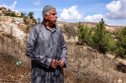 Der 60-jährige Mahmud al-Tubasi kann mit seiner Familie nicht in sein Haus in Dschalud zurück, da radikale israelische Invasoren ihn aus seinem Land vertreiben wollen