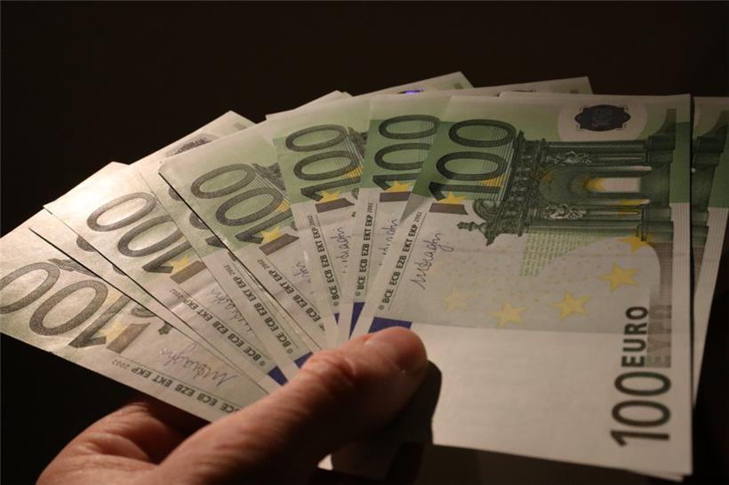 Der 70-Jährige brachte die Banknoten zur Polizeidienststelle
