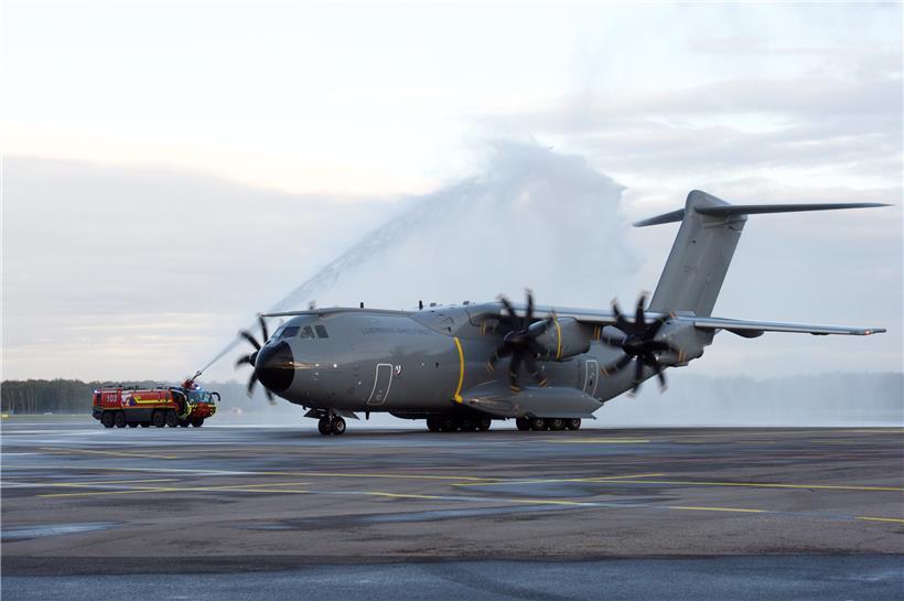 Der A400M wurde mit einem traditionellen Wasser-Salut erstmals in seinem Heimatland willkommen geheißen. Stationiert wird der Militärfrachter aber in Belgien.
