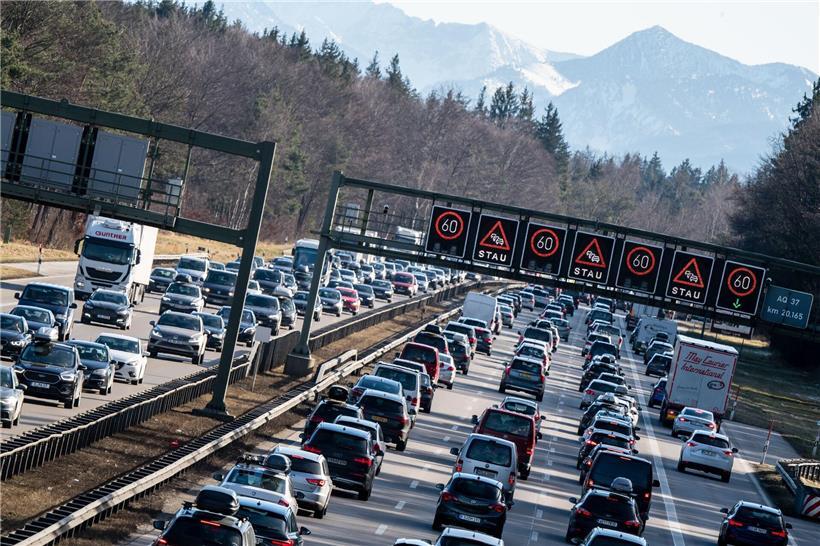 Stau und hohes Verkehrsaufkommen auf deutschen Autobahnen am Wochenende laut ADAC-Prognose