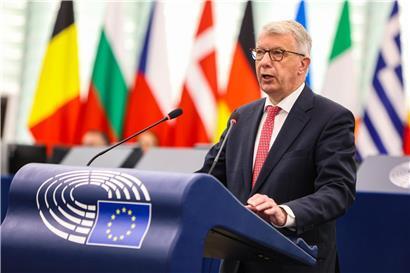 Fernand Kartheiser im Europäischen Parlament organisiert Polit-Reisen nach Russland, ADR-Politiker bei Diskussion