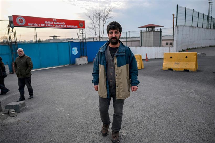 Der AFP-Fotograf Yasin Akgül vor dem Metris-Gefängnis nach seiner Entlassung. Das Erdogan-Regime geht bei der Unterdrückung der Opposition in der Türkei auch gegen Medienschaffende vor.
