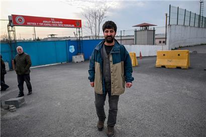 Der AFP-Fotograf Yasin Akgül vor dem Metris-Gefängnis nach seiner Entlassung. Das Erdogan-Regime geht bei der Unterdrückung der Opposition in der Türkei auch gegen Medienschaffende vor.
