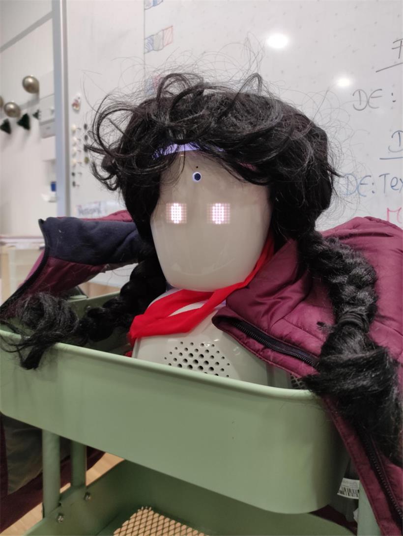 Der AV1 Avatar kann menschliche Präsenz zwar nicht ersetzen, aber in den Schulalltag integriert werden – hier ist er in Verkleidung
