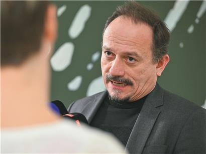 Marc Baum, Abgeordneter, bestellt Minister zur Kulturkommission ein, politische Sitzung zur Kulturförderung