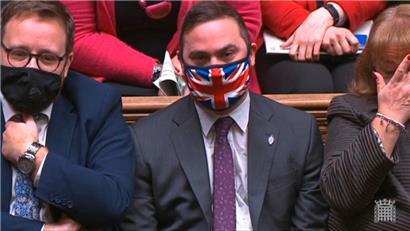 Der Abgeordnete aus Bury South, Christian Wakeford (M.), hat am Mittwoch die Seiten gewechselt und ist wegen Johnson von den Tories zu Labour übergetreten
