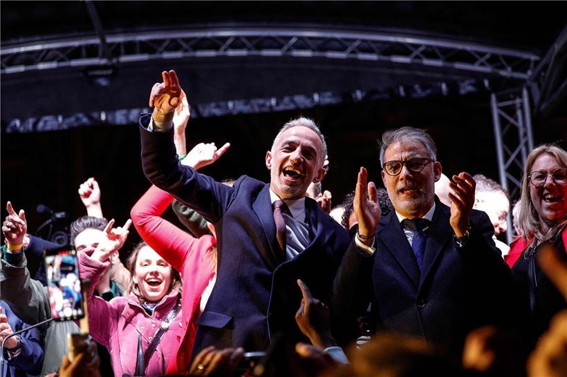 Der Abgeordnete der Sozialistischen Partei (PS) und linke Kandidat für das Amt des Pariser Bürgermeisters, Emmanuel Grégoire (links), und der Erste Sekretär der PS, Olivier Faure, feiern bei einer Versammlung nach dem zweiten Wahlgang der französischen Kommunalwahlen 