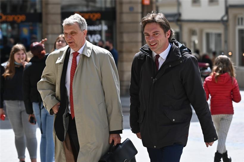 Der Abgeordnete mit dem ewigen Lächeln: Fred Keup auf den Spuren des internationalen Rechtspopulismus
