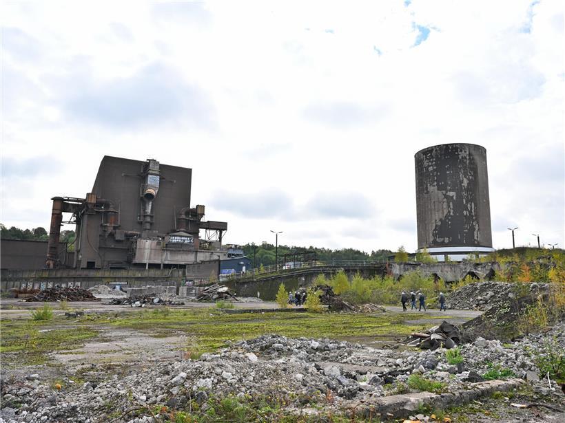 Abriss des alten Elektroofens auf der Metzeschmelz bald beginnend, Baustelle mit Bagger und Industrieumgebung