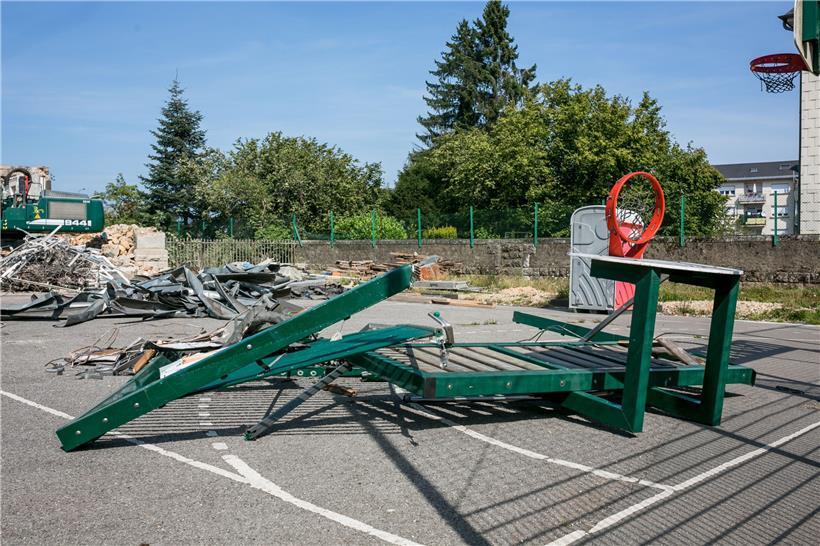 Der Abriss soll zum Schulbeginn nächsten Mittwoch abgeschlossen sein. Schulhof u...
