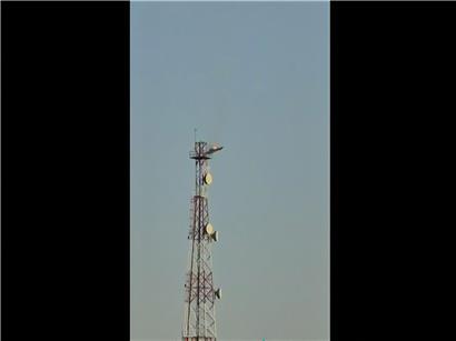 Rauchwolke nach Explosion in Teheran, Stadtbild mit zerstörtem Gebäude und dramatischer Atmosphäre