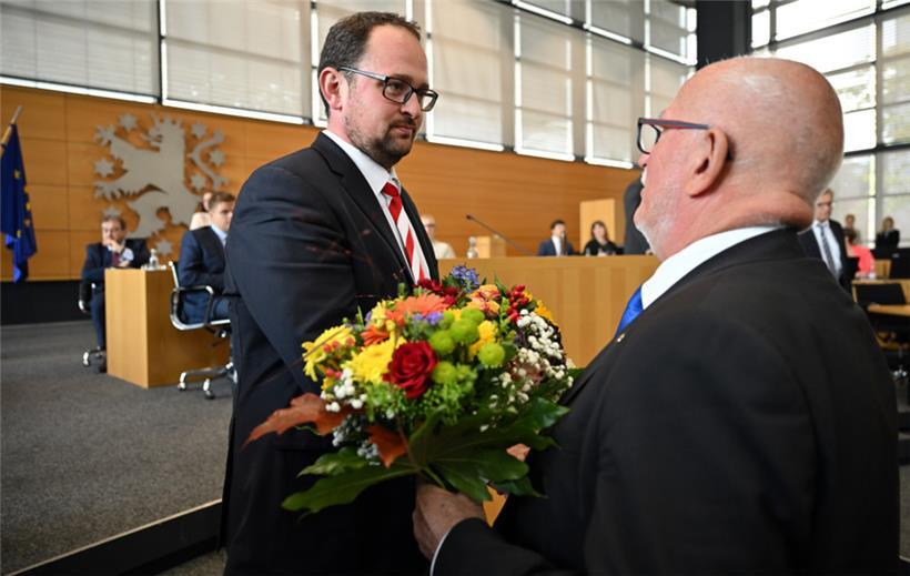 Der AfD-Abgeordnete und Alterspräsident Jürgen Teutler, gratuliert Thadäus König (CDU) zur Wahl als Landtagspräsident während der konstituierenden Sitzung des Thüringer Landtags. 

