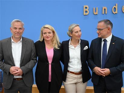 Der AfD-Kandidat von Mecklenburg-Vorpommern, Leif-Erik Holm, die AfD-Kandidatin in Berlin, Kristin Brinker, und das Führungsduo der Partei, Alice Weidel und Tino Chrupalla (von links nach sehr rechts).
