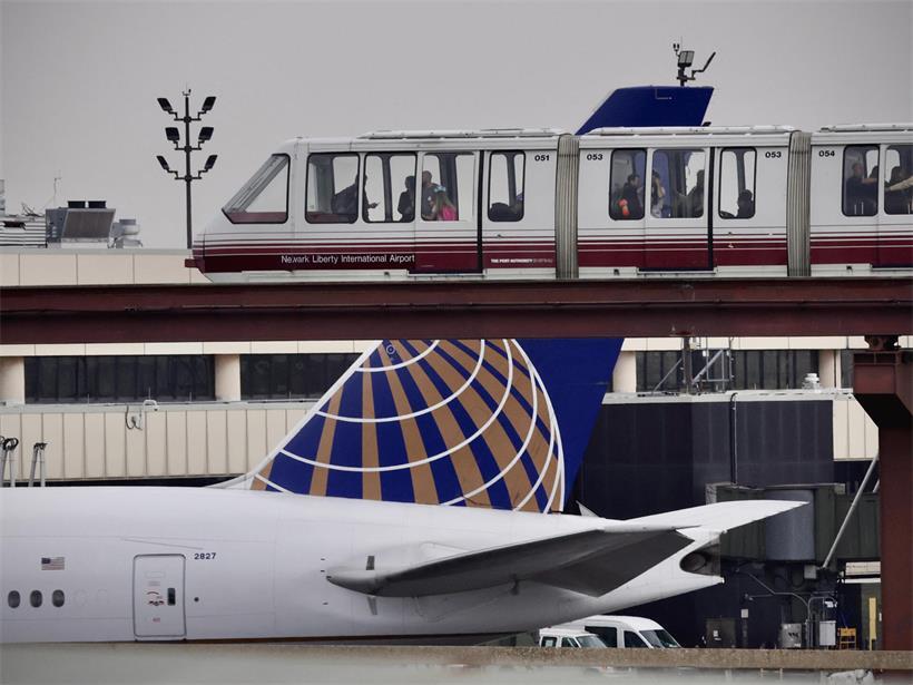 Der AirTrain fährt Passagiere zwischen den Terminals und dem Flughafenbahnhof hin und her